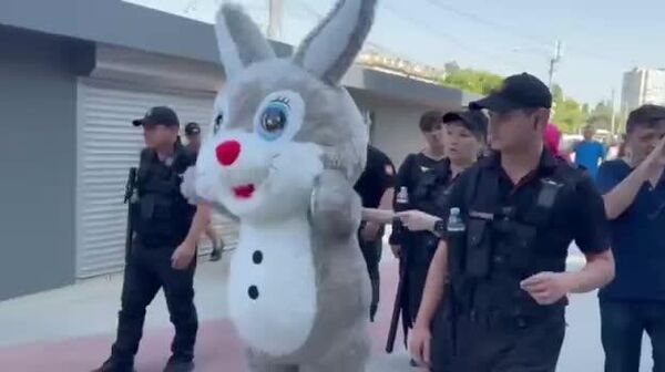 И да - сегодня молдавская полиция храбро и профессионально обезвредила Пикачу, Лабубу, Кролика и Полярного Медведя - Sputnik Молдова