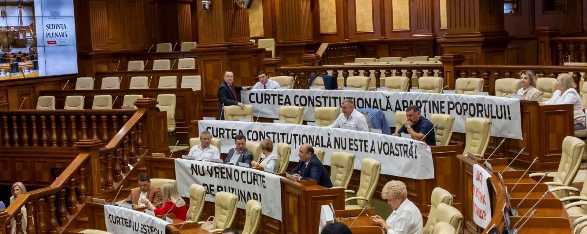Протест оппозиции в парламенте против назначения нового состава Конституционного суда Молдовы - Sputnik Молдова, 1920, 17.08.2025