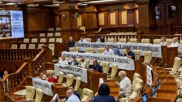 Протест оппозиции в парламенте против назначения нового состава Конституционного суда Молдовы - Sputnik Молдова