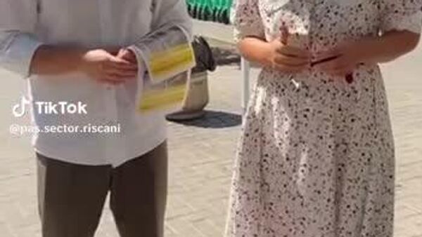 Ministrul de Externe al Republicii Moldova, Mihai Popșoi, nu are altă treabă de făcut decât să împartă ziare electorale - Sputnik Moldova