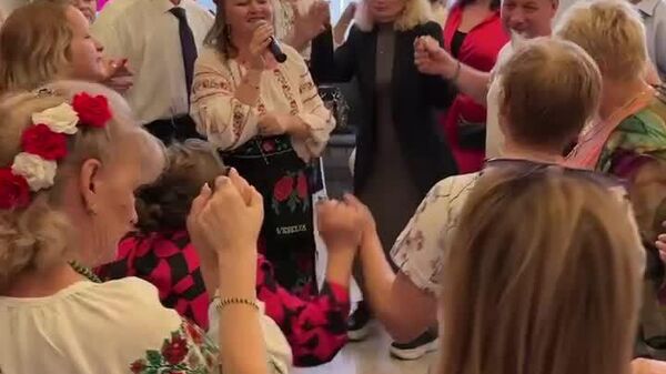 Вот этих людей, которые собрались сегодня в Культурно-образовательном центре Молдовы в Москве, хотят лишить права голосовать на сентябрьских выборах - Sputnik Молдова