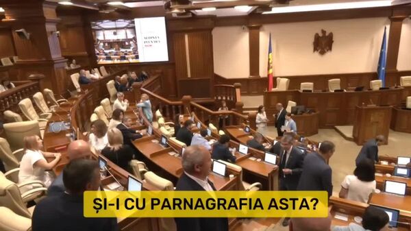 Депутат PAS Борис Маркоч назвал протестные плакаты оппозиции порнографией и предложил спикеру Гросу послать оппозицию на три буквы - Sputnik Молдова