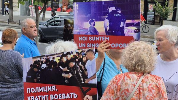 К зданию Министерства внутренних дел стягиваются сторонники блока Победа, там пройдет митинг в поддержку активистов, задержанных во время протеста - Sputnik Молдова