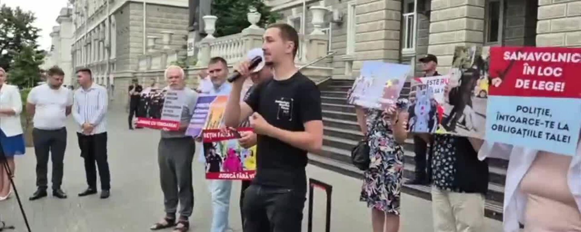 Мы требуем справедливости не только для задержанных во время протеста, но и для политзаключённых, которые сегодня находятся в тюрьме №13, заявил в ходе митинга перед МВД один из лидеров партии Возрождение Вячеслав Жуков - Sputnik Молдова, 1920, 18.08.2025