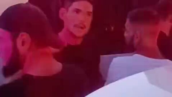 Un grup de cetățeni încearcă în aceste clipe să instaleze corturi în fața Teatrului de Operă și Balet Maria Bieșu - Sputnik Moldova