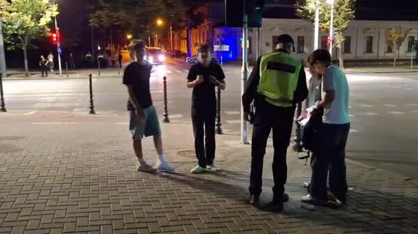 Poliția îi verifică chiar și pe adolescenții care trec întamplator prin preajma Teatrulu Maria Bieșu - Sputnik Moldova