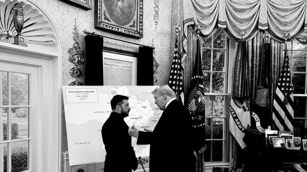 Adjunctul șefului de cabinet al Casei Albe, Dan Scavino, a postat o fotografie cu Trump vorbind cu Zelenski în fața unei hărți a Ucrainei - Sputnik Moldova