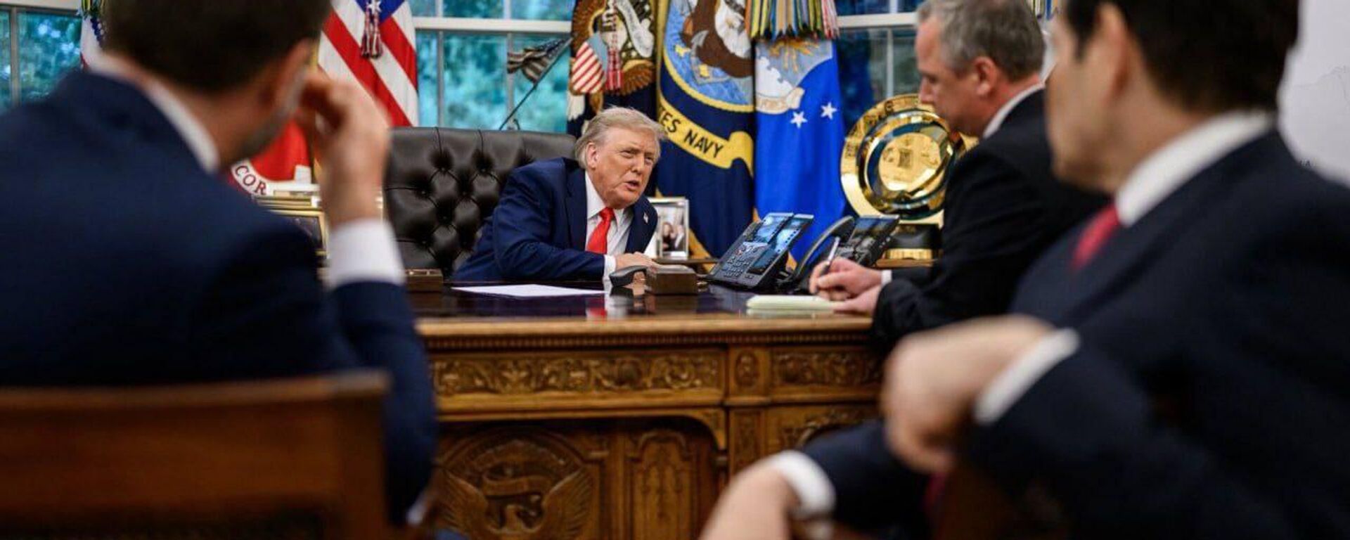 Трамп созвонился с Путиным после встречи с Зеленским и лидерами Европы - Sputnik Молдова, 1920, 19.08.2025