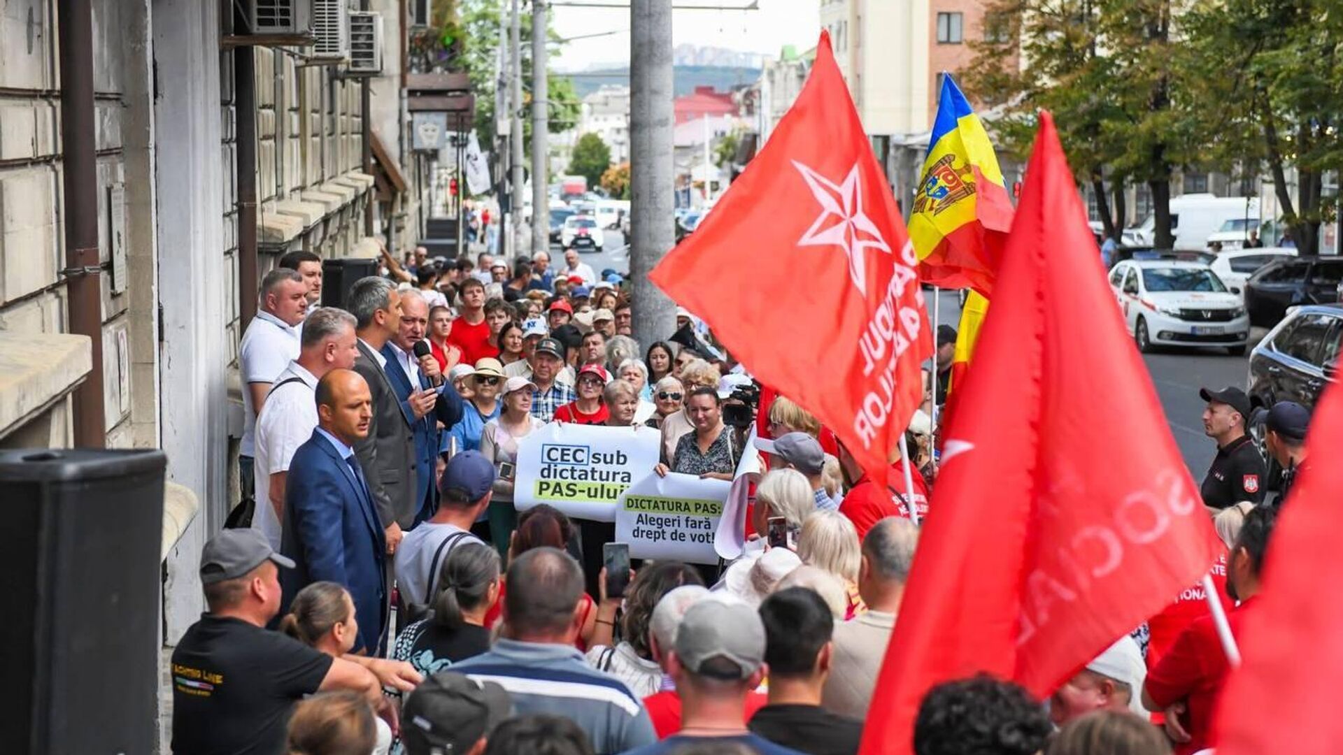 Социалисты на митинге призвали приднестровцев активно голосовать на парламентских выборах Социалисты на митинге призвали приднестровцев активно голосовать на парламентских выборах - Sputnik Молдова, 1920, 19.08.2025