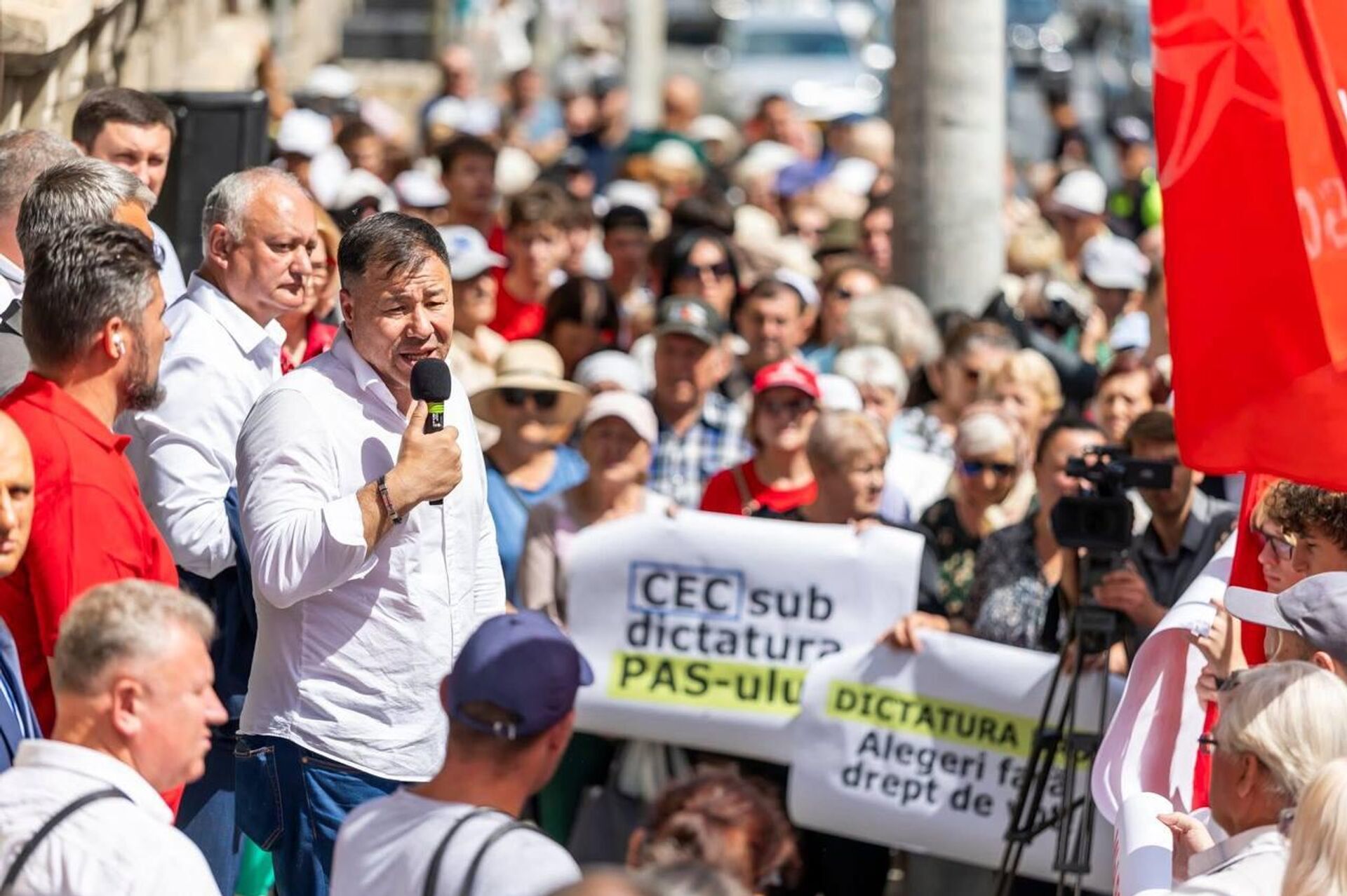 Imagini de la protestul de azi al socialiștilor din fața sediului CEC Imagini de la protestul de azi al socialiștilor din fața sediului CEC - Sputnik Молдова, 1920, 19.08.2025