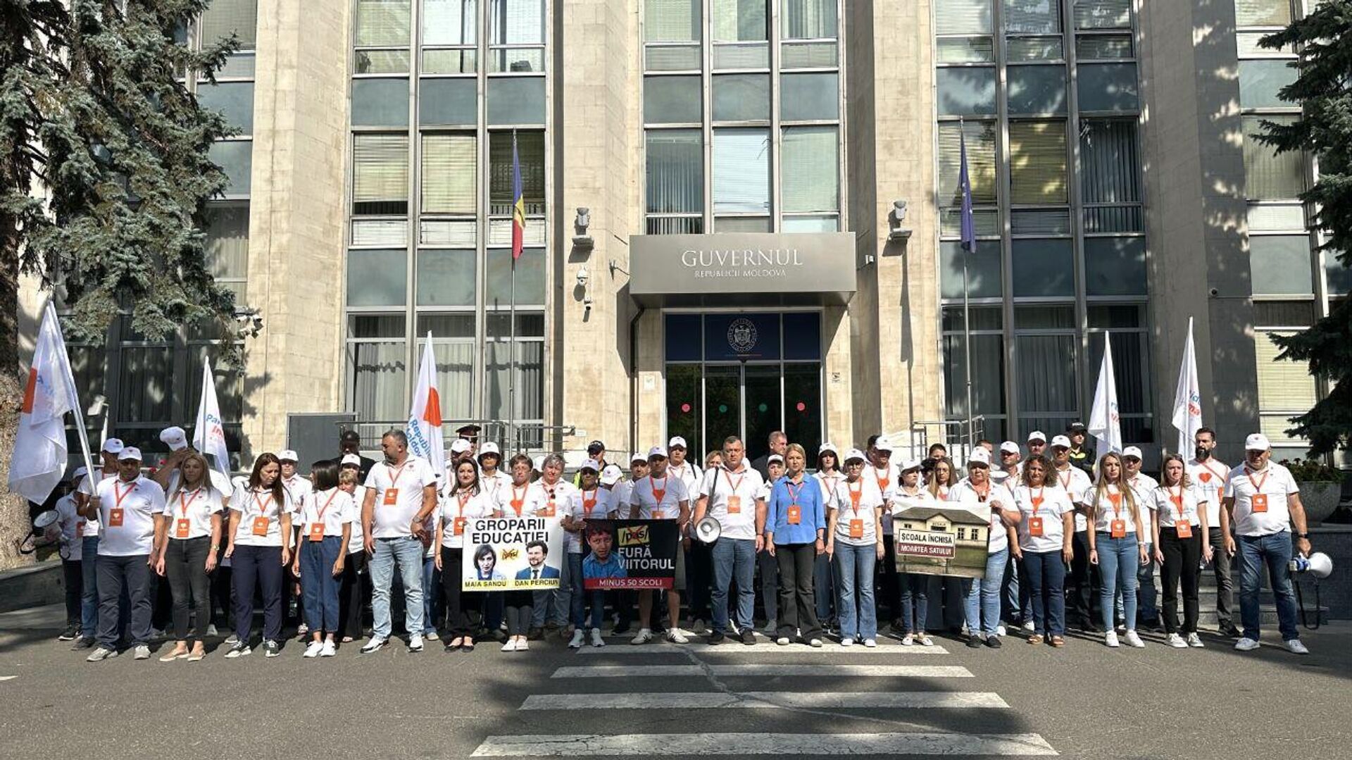 Санду и Перчун — могильщики системы образования — под таким лозунгом партия Сердце Молдовы проводит акцию протеста у здания правительства, требуя ввести мораторий на закрытие школ - Sputnik Молдова, 1920, 20.08.2025