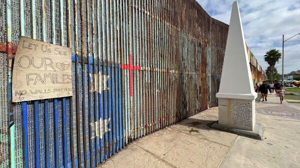 Autoritățile americane doresc să vopsească zidul de la granița cu Mexicul în culoarea neagră – pentru ca acesta să se încingă la soare și, astfel, să împiedice imigranții ilegali să îl escaladeze - Sputnik Moldova