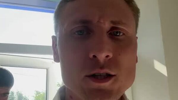 Представителя блока Победа Андрея Попа задержали и отвезли в полицейский участок в Леова - Sputnik Молдова