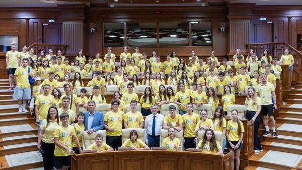 Zeci de copii, îmbrăcați în tricouri de culoarea politică a PAS, sunt atrași într-o nouă campanie politică în folosul actualului partid de guvernare - Sputnik Moldova