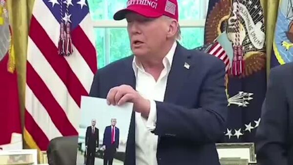 Трамп показал совместную с Путиным фотографию, сделанную на Аляске, и признал, что российский президент получился лучше него - Sputnik Молдова