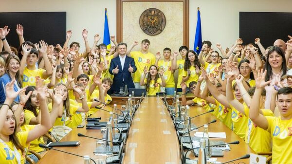 Премьер Дорин Речан и несколько министров, а одновременно и кандидаты в депутаты от партии PAS сегодня испытывали на прочность детскую психику, заставив мальчиков и девочек, представляющих диаспору, голосовать за европейское будущее Молдовы - Sputnik Молдова