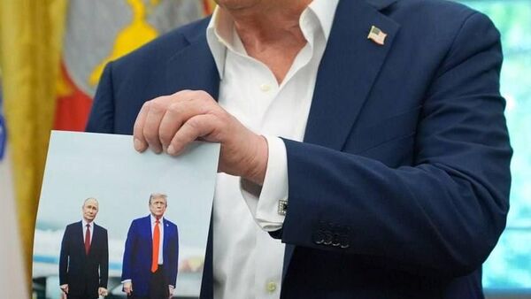 Trump a arătat o fotografie cu Putin făcută la recentul summit din Alaska, relatează AP - Sputnik Moldova