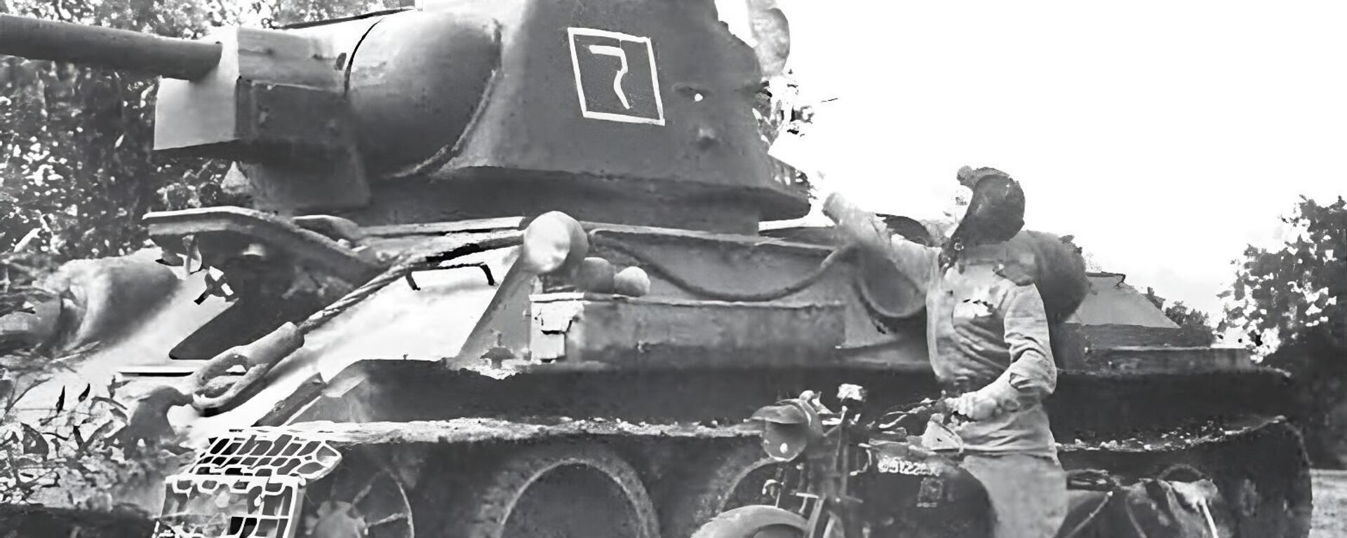 Танк Т-34-76 принадлежит 13-й гв. мбр 4-го гв. мк, 3-й Украинский фронт, конец лета 1944 г. - Sputnik Молдова, 1920, 23.08.2025