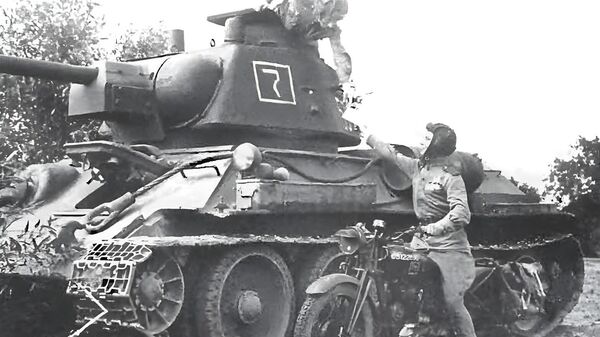 Танк Т-34-76 принадлежит 13-й гв. мбр 4-го гв. мк, 3-й Украинский фронт, конец лета 1944 г. - Sputnik Молдова