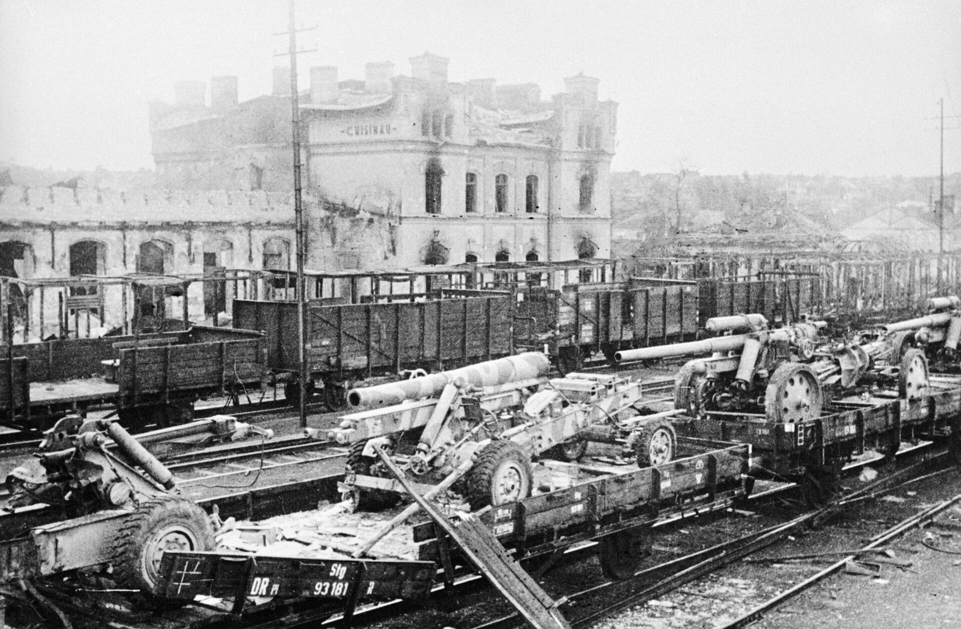 Разбитая немецкая техника на платформах в районе железнодорожного вокзала в Кишиневе. - Sputnik Молдова, 1920, 24.08.2025