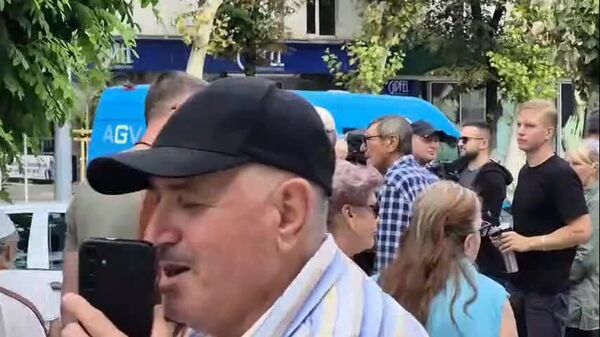 Acțiunea poliției în apropierea clădirii Ministerului Afacerilor Interne — șefului poliției din Chișinău nu i-a plăcut ce i-a spus unul dintre protestatari - Sputnik Moldova