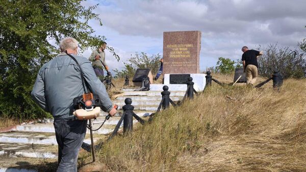 Поисковое движение Молдовы ведёт работы по благоустройству территории воинского захоронения Курган Славы у села Шерпены Новоаненского района - Sputnik Молдова