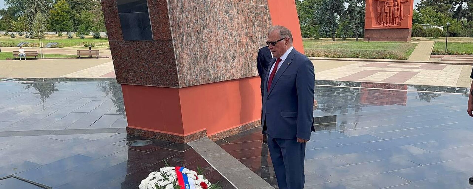 Посол России в Молдове возложил цветы к Вечному огню в Кишиневе - Sputnik Молдова, 1920, 24.08.2025