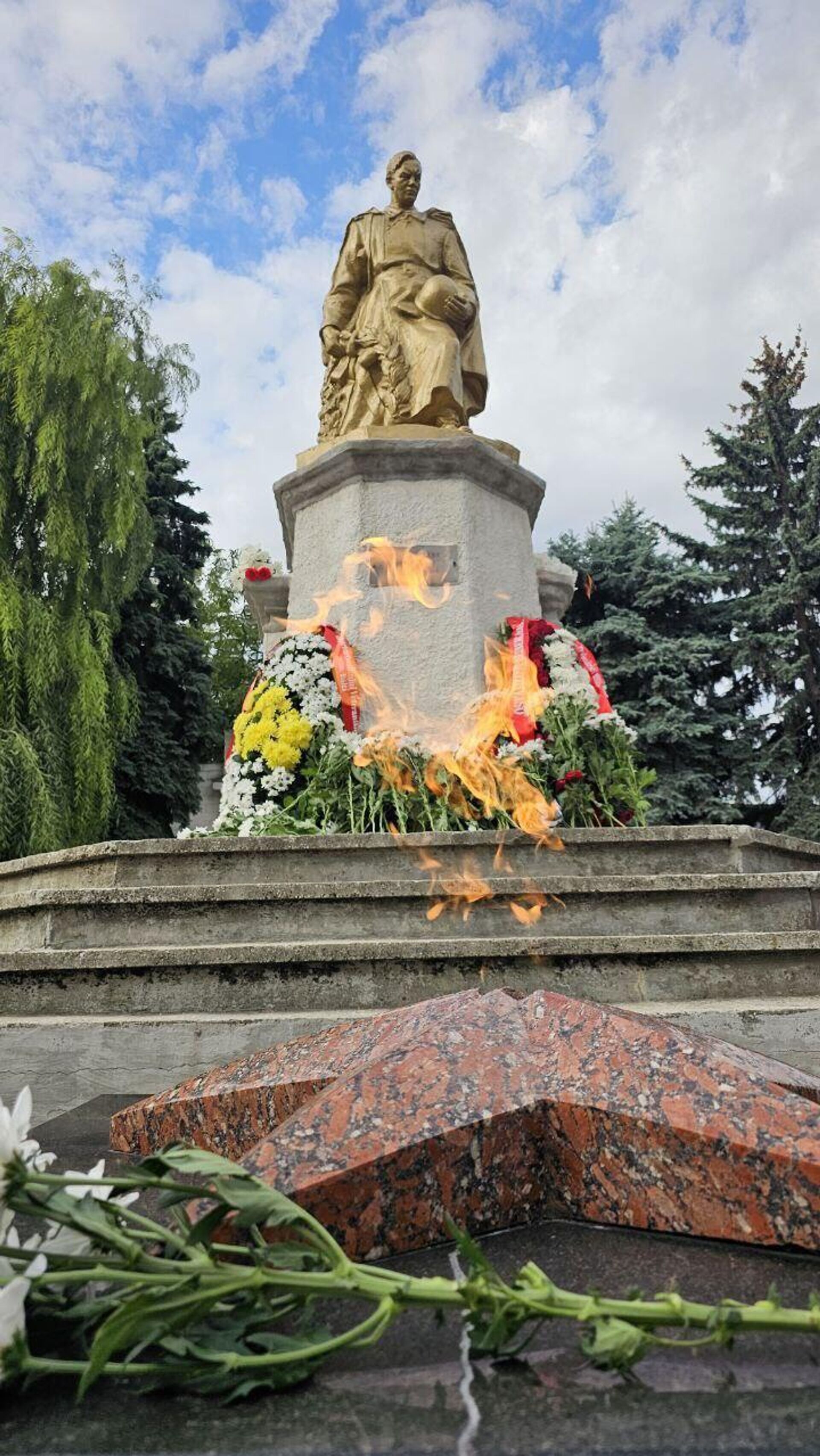 В Бельцах чтят память павших за освобождение Молдовы советских воинов - Sputnik Молдова, 1920, 24.08.2025