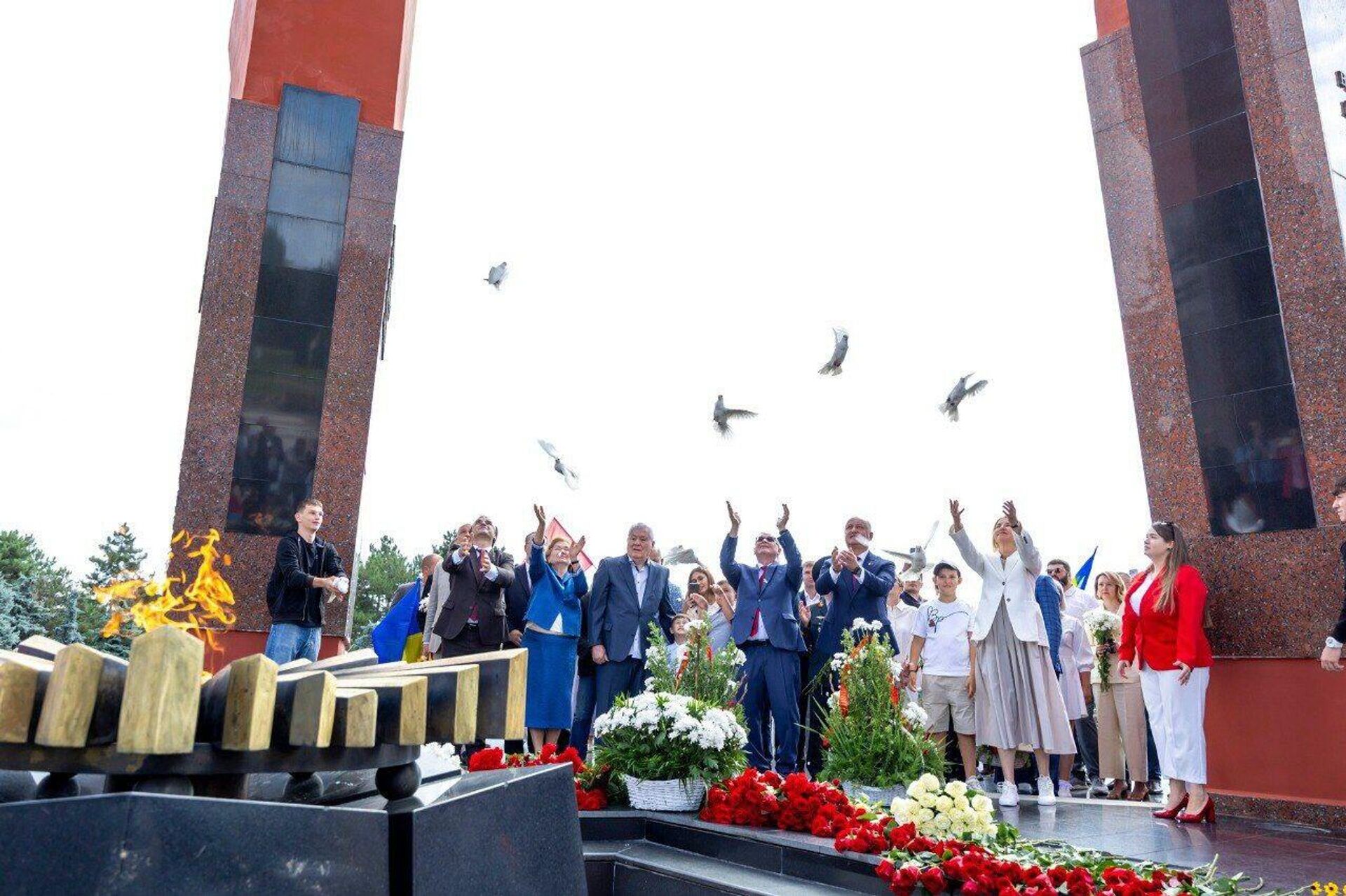 Голуби в небе над мемориалом Вечность - символ стремления Молдовы сохранить мир, который принесли на нашу землю советские солдаты - Sputnik Молдова, 1920, 24.08.2025