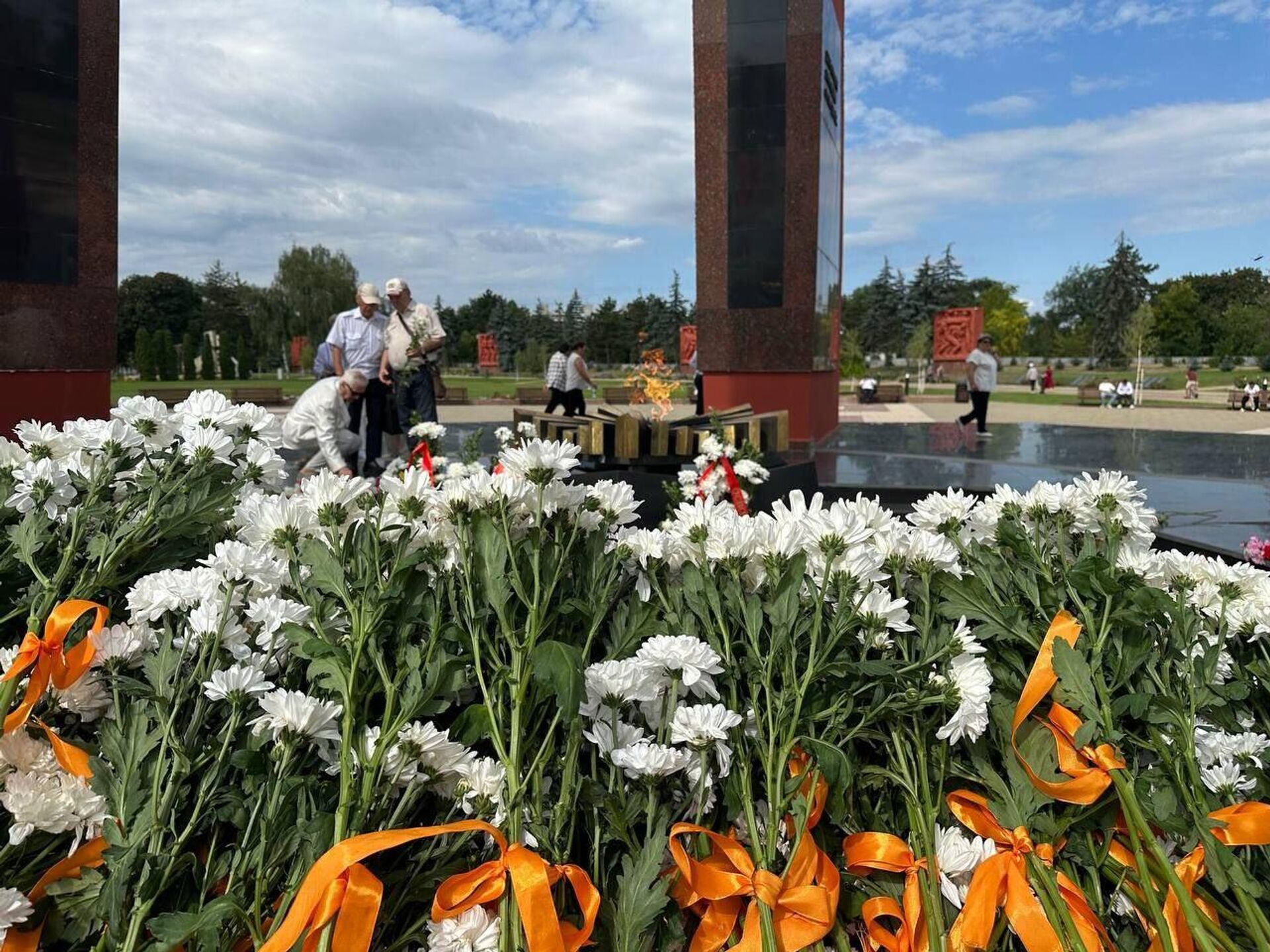 Flori la Focul Veșnic din Chișinău de Ziua Eliberării Moldovei de sub invadatorii naziști - Sputnik Молдова, 1920, 24.08.2025