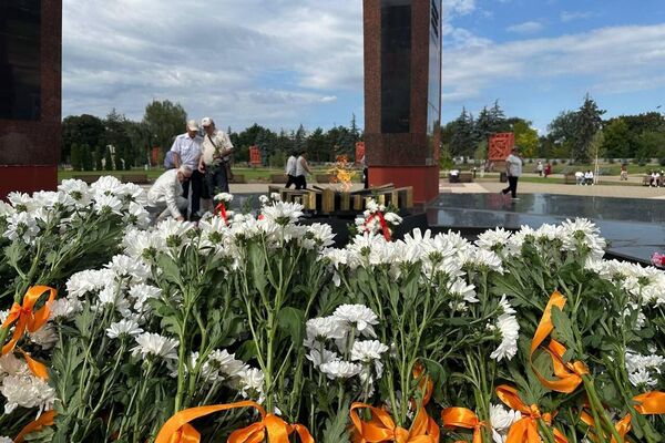 Flori la Focul Veșnic din Chișinău de Ziua Eliberării Moldovei de sub invadatorii naziști - Sputnik Молдова