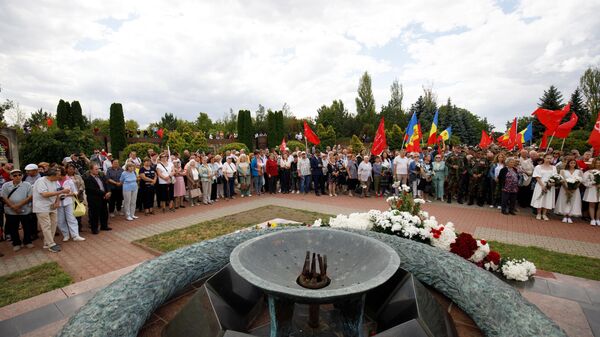 Шерпенский огненный плацдарм: сотни людей пришли почтить память защитников Молдовы - Sputnik Молдова