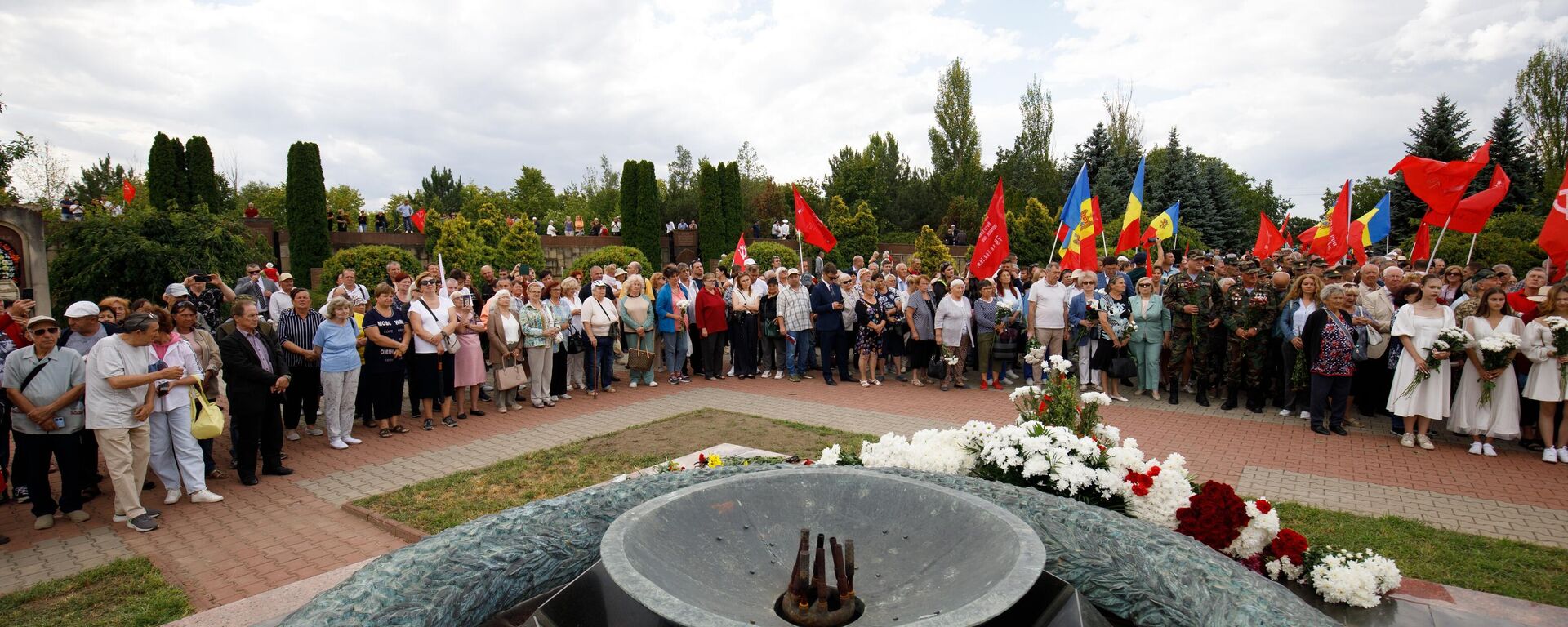 Шерпенский огненный плацдарм: сотни людей пришли почтить память защитников Молдовы - Sputnik Молдова, 1920, 24.08.2025