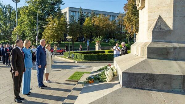 Представители Патриотического блока в День независимости возложили цветы к памятнику Штефану чел Маре - Sputnik Молдова