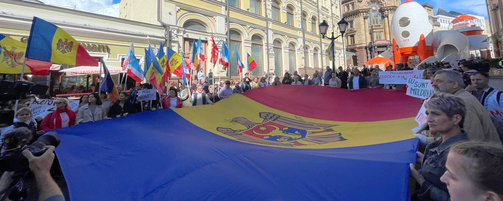 Молдаване в России вышли на пикет с требованием увеличить число участков для голосования  - Sputnik Молдова, 1920, 27.08.2025