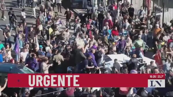 Протестующие попытались линчевать президента Аргентины Хавьера Милея - Sputnik Молдова