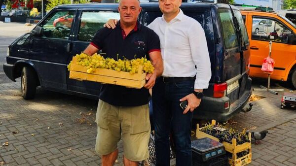 Быстренько сделай фотку, а то полиция ждёт, чтоб выписать штраф за незаконную торговлю - Sputnik Молдова