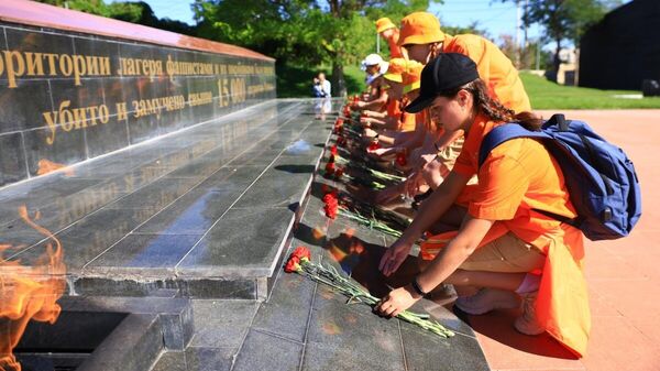 Ребята из Артека почтили память жертв концлагеря Красный в Крыму - Sputnik Moldova