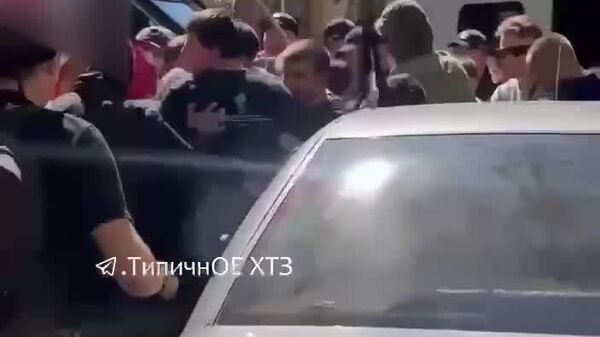 Membrii „Sectorului Drept” cu steaguri naziste au atacat participanții la marșul LGBT din Harkov, relatează RTR - Sputnik Moldova