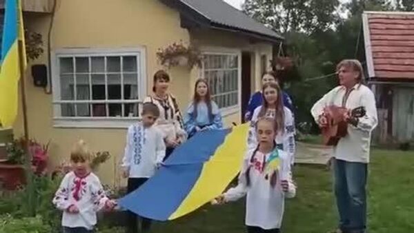 Какой-то явно психически нездоровый гражданин Украины в течение полугода заставляет свою семью ежедневно петь государственный гимн - Sputnik Молдова