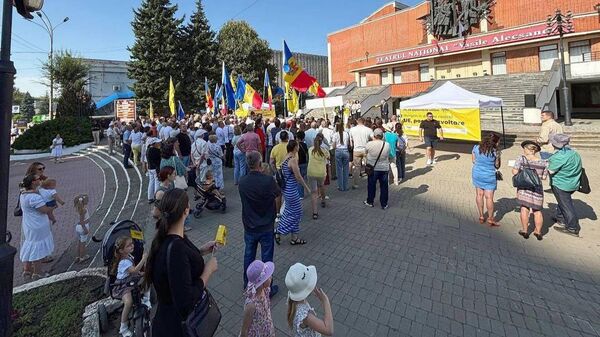 Масштабную (нет) предвыборную встречу PAS в Бельцах с хедлайнером, спикером парламента Игорем Гросу прокомментировал бельцкий советник - Sputnik Молдова