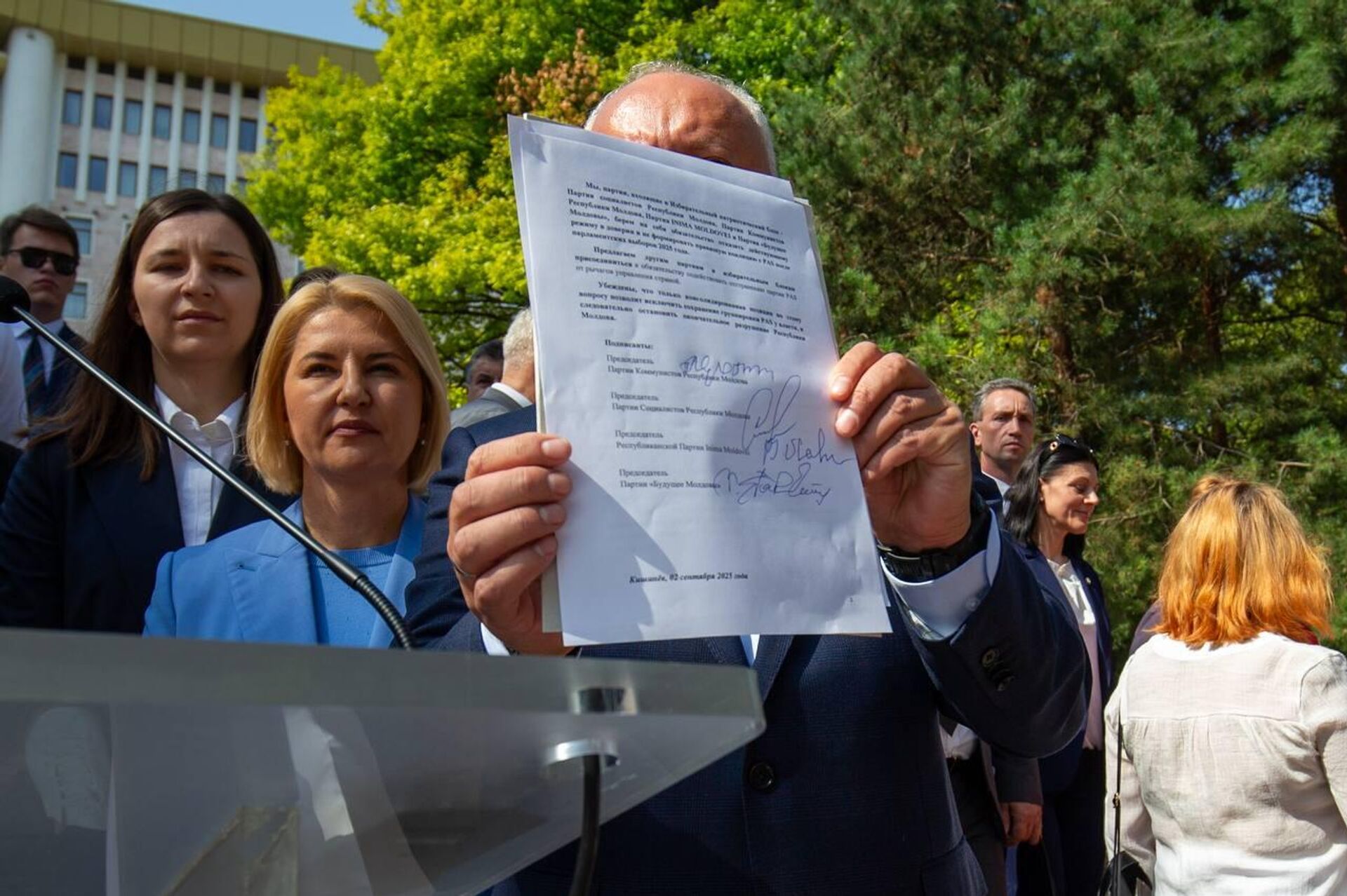 Обязательство не создавать коалицию с PAS после выборов, подписанное лидерами Патриотического блока социалистов, коммунистов, сердца и будущего Молдовы - Sputnik Молдова, 1920, 02.09.2025