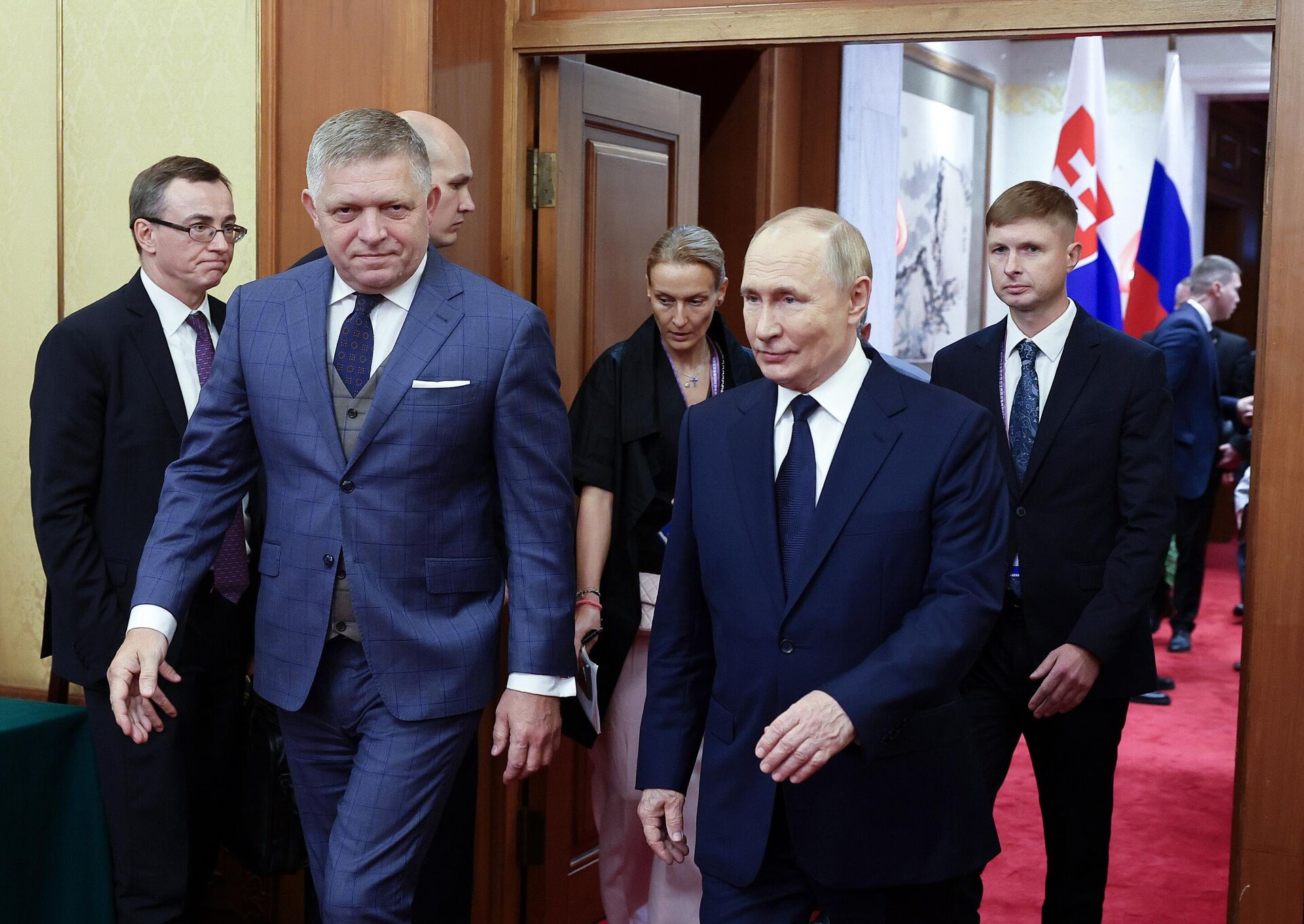 Президент РФ Владимир Путин и председатель правительства Словакии Роберт Фицо - Sputnik Молдова, 1920, 02.09.2025