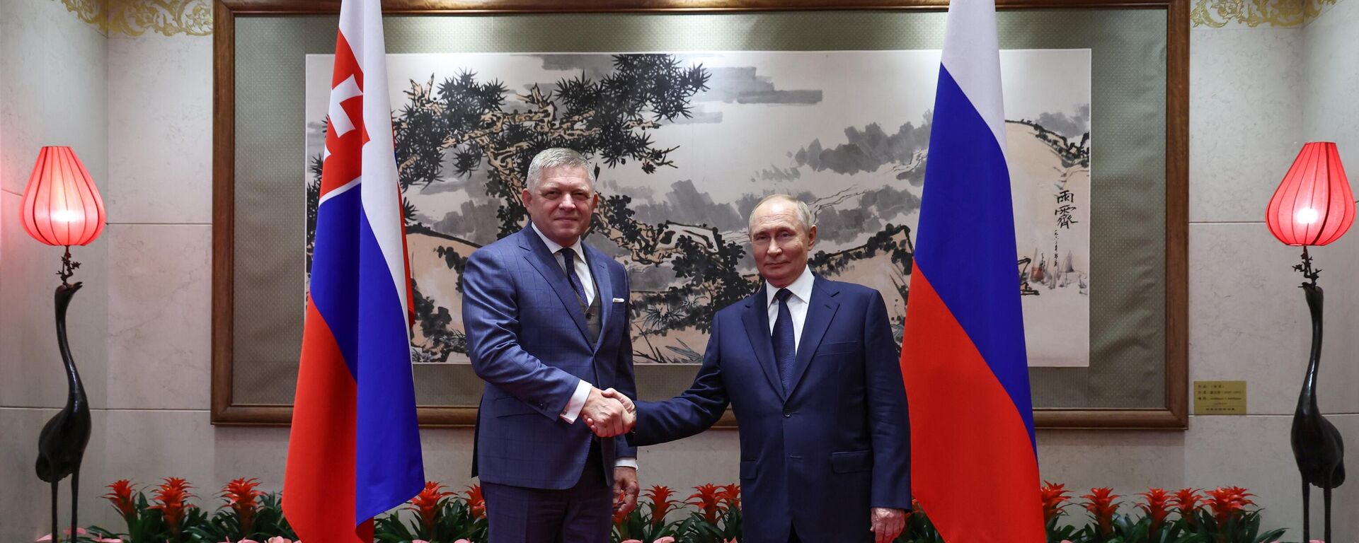 Президент РФ Владимир Путин и председатель правительства Словакии Роберт Фицо - Sputnik Молдова, 1920, 02.09.2025