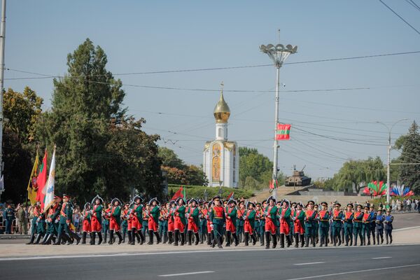 Военные на параде в Приднестровье промаршировали в исторической форме — напоминание о силе исторических традиций и памяти поколений.7