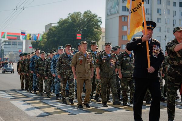 В строю прошли и ветераны-защитники Приднестровья – гвардейцы, ополченцы, казаки, бойцы территориально-спасательных отрядов.6