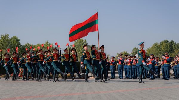 В Приднестровье отметили 35-летие военным парадом - Sputnik Молдова