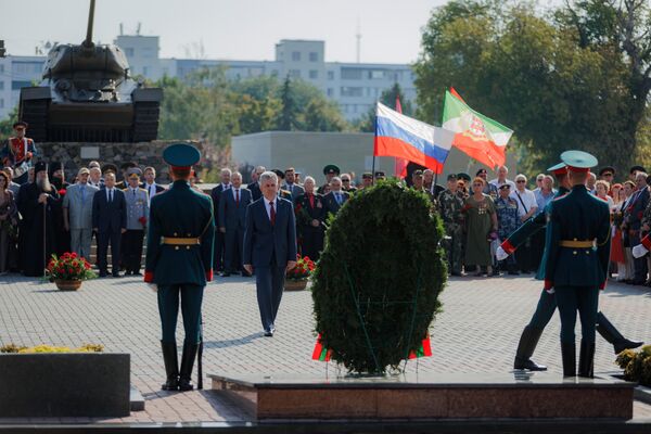 Торжественная программа началась с возложения цветов к могилам павших воинов на Мемориале Славы.1
