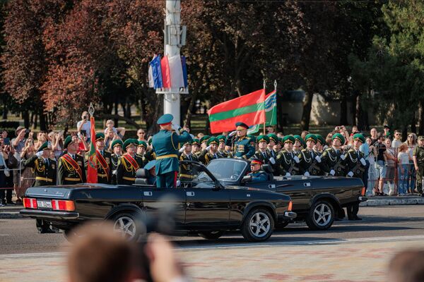 Всего в параде приняли участие свыше 1000 человек и 21 парадный расчет.8