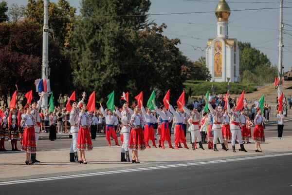 Участников и зрителей парада приветствовали коллективы народных танцев.11